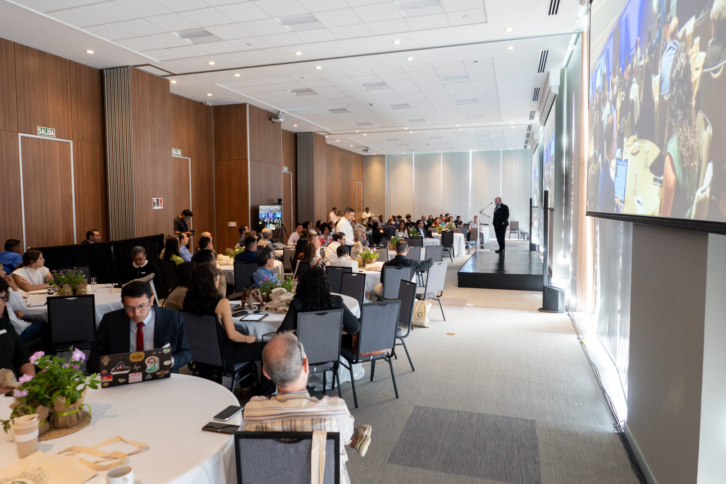 Evento corporativo — fotografía de ambiente